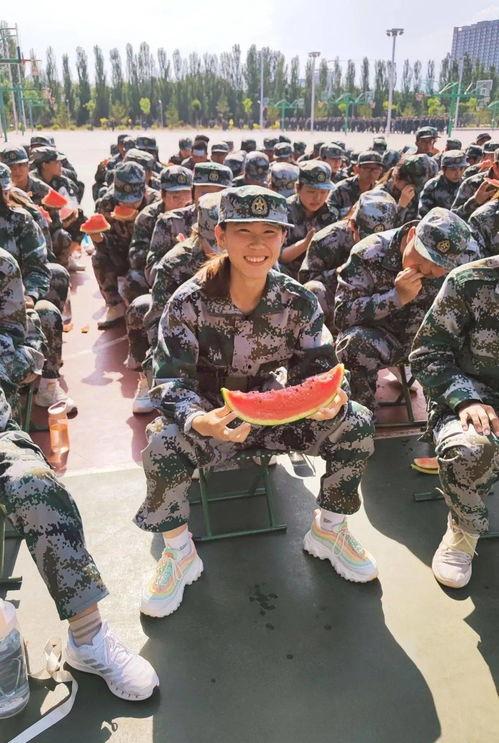 看军训吃瓜视频是真的吗,真相揭秘还是网络谣言？